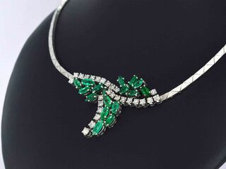 Witgouden collier met diamanten en smaragden