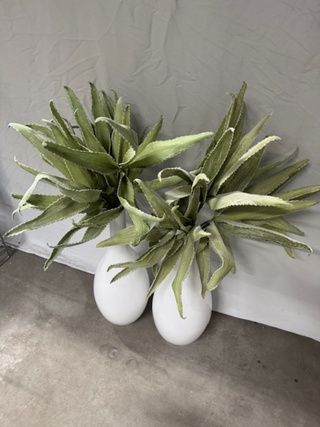 2x Vaas met kunstplant