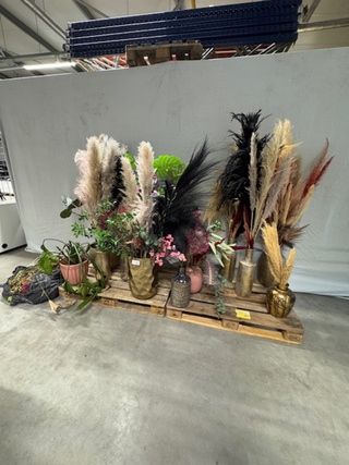 Partij planten, potten, vazen en kunstplanten