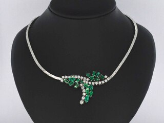 Witgouden collier met diamanten en smaragden