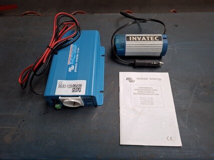 2x Omvormer 12/230V, O.a. Victron Energy
