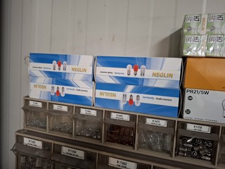 Stelling met assortiment lampen