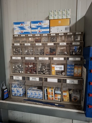 Stelling met assortiment lampen