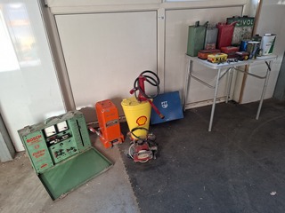 Diverse nostalgische olie en vloeistofkannen, o.a. Shell, Cantex, Bosc