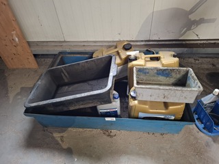 Lekbak met diverse vloeistoffen