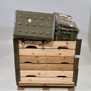 Diverse transportkisten en koffers