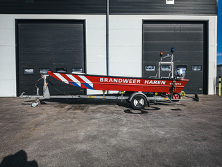 Brandweerboot met buitenboordmotor, HONDA, BF20D, op boottrailer, PEGA