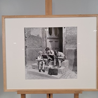 Afbeelding in lijst, Hille Kleinstra, Schooljongens bezig met lei en g