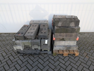 Partij betonnen- en kunststof bouwhekvoeten, o.a. HERAS & MOBI