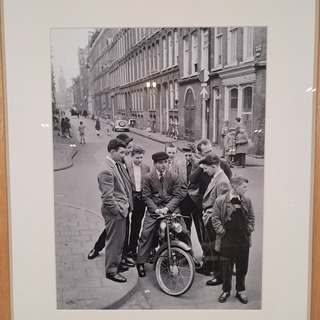 Afbeelding in lijst, Louis Van Paridon, Nozems bij een bromfiets (‘bui