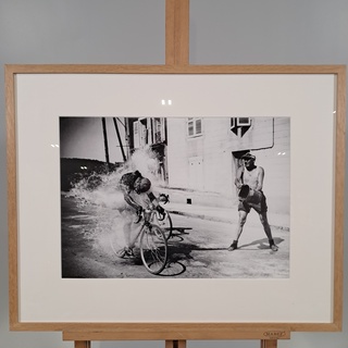 Afbeelding in lijst, Een toeschouwer zorgt bij de Tour de France voor