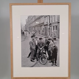 Afbeelding in lijst, Louis Van Paridon, Nozems bij een bromfiets (‘bui