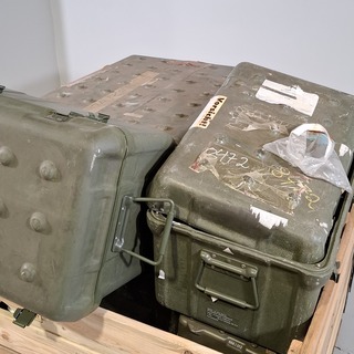 Diverse transportkisten en koffers