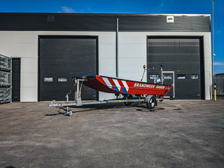 Brandweerboot met buitenboordmotor, HONDA, BF20D, op boottrailer, PEGA