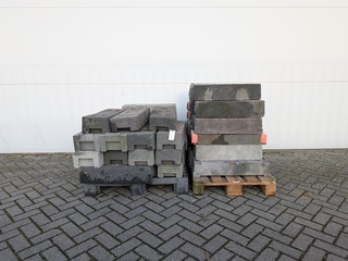 Partij betonnen- en kunststof bouwhekvoeten, o.a. HERAS & MOBI