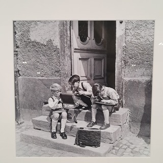 Afbeelding in lijst, Hille Kleinstra, Schooljongens bezig met lei en g