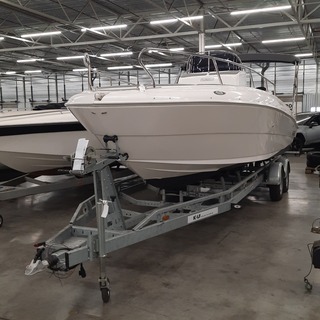 Consoleboot met 2x Suzuki DF150AP (2021) en Kalf 3000-83L boottrailer,