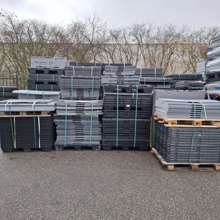 Partij uni-paks, O.a Engels