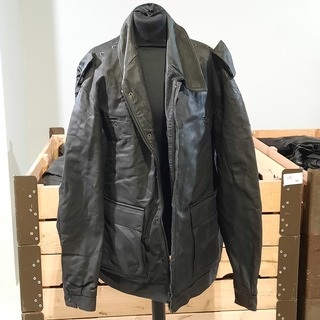 Partij lederen jassen en broeken