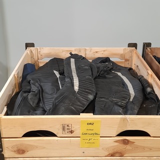 Partij lederen jassen en broeken