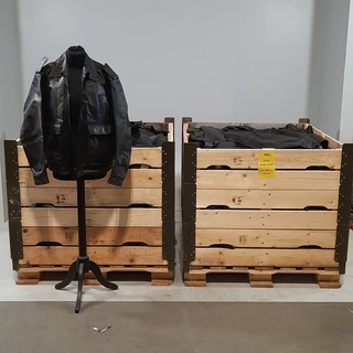 Partij lederen jassen en broeken