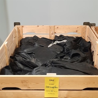 Partij lederen jassen en broeken