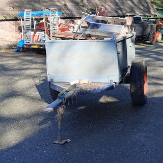 Nostalgische kiepkar met inhoud