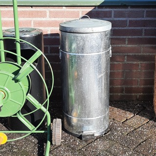 Nostalgische slangenhaspel, pedaalemmer en asbak