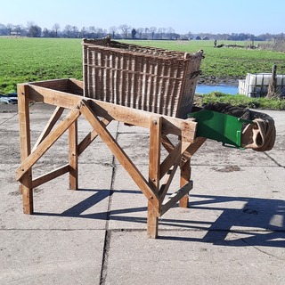 Aardappelsorteerder met rieten mand