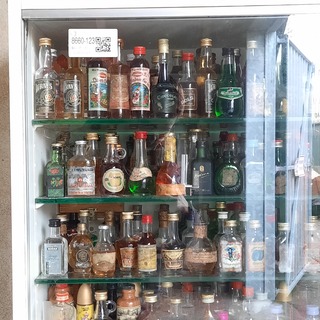 Vitrinekast met miniatuur drankflesjes