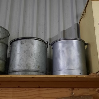 2x Zinken melkemmer en 2x zinken oliedrum