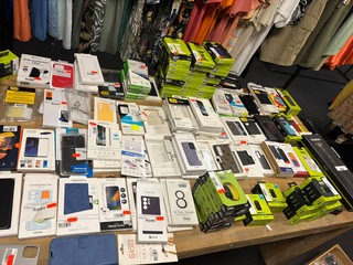 Ca. 233x Multumedia-accessoires en telefoonhoesjes, Belkin, Otterbox,