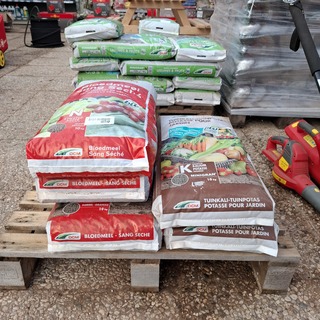 3x zak bloedmeel en 2x zak tuinkali, DCM