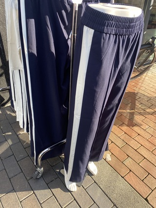 Ca. 500x Broeken, met witte streep, rood/blauw