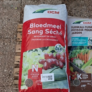 3x zak bloedmeel en 2x zak tuinkali, DCM