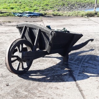 Nostalgische kruiwagen met waterpomp