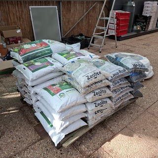 Partij vijvergrind en filtermateriaal o.a. Zeolite, SuperFish