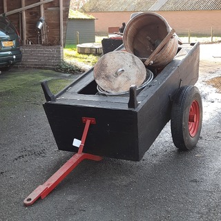 Nostalgische melkwagen met 2x melkbus