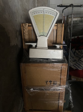 5x Weegschaal in kist, origineel uit de DDR-tijd