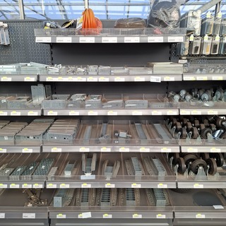 Assortiment ijzerwaren o.a. Abus