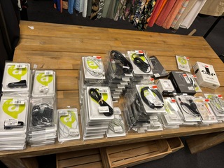 Ca. 233x Multumedia-accessoires en telefoonhoesjes, Belkin, Otterbox,