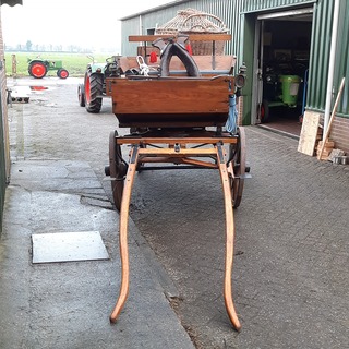 Paardenrijtuig met inhoud