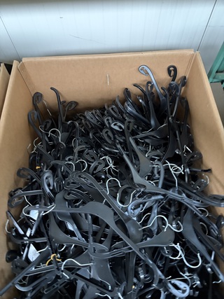 Partij  Winkelinventaris, kledinghangers en diversen