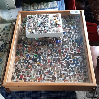 Partij speltjes in wandkast