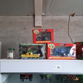 Vitrinekast met miniaturen