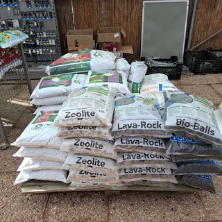 Partij vijvergrind en filtermateriaal o.a. Zeolite, SuperFish