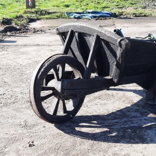 Nostalgische kruiwagen met waterpomp