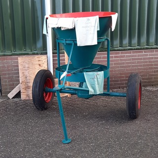 Nostalgische kunstmeststrooier