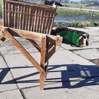 Aardappelsorteerder met rieten mand