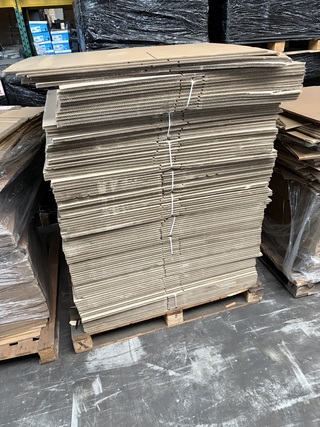 9x Pallet met verzenddozen, diverse afmetingen